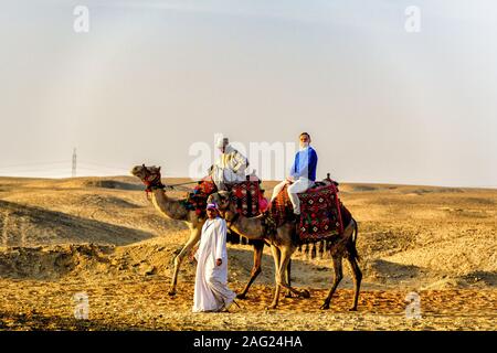 Kamelritte durch die Wüste der Giza Plateau Stockfoto