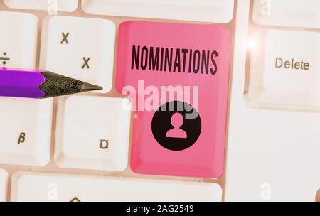Schreiben Hinweis Nominierungen angezeigt. Business Konzept für den Akt der offiziell vorschlagen jemand für einen Job oder Position Stockfoto