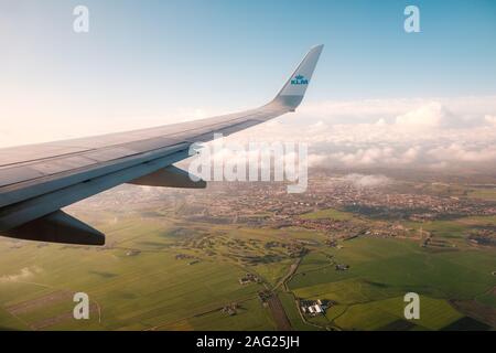 Amsterdam, Niederlande, November 2019: Airplane Wing und Company Logo von KLM Airlines und Antenne Landschaft Blick aus dem Flugzeug Stockfoto