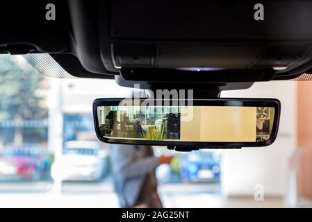 Close up moderne Rückspiegel, das Bild von der Kamera auf einem Display. Automobiltechnik Stockfoto