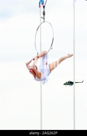 Anmutige Acrobat führt gymnastische Trick Hoop Stockfoto