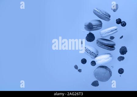 Makronen Cookies auf Rosa Stockfoto