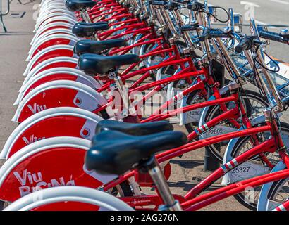 Rote Fahrräder in Barcelona Stockfoto