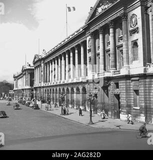 1950er Jahre, historisch, Paris, Frankreich, rue Royale am berühmten Place de la Concorde - ehemals Place Louis XV - mit Blick auf die prachtvollen Säulengebäude des Hotel de la Marine und des Hotel de Crillon, das ursprünglich als Palast für Louis XV im Jahr 1758 entworfen wurde. Der öffentliche Platz ist der größte Platz in Paris. Stockfoto