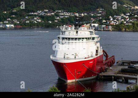 Offshore Anchor Handling Tug Supply Vessel Standby (AHTS) weit Sigma bei Klampavika durch Askoey Skarholmvegen, an. Außerhalb der Hafen von Bergen, Norwegen. Stockfoto