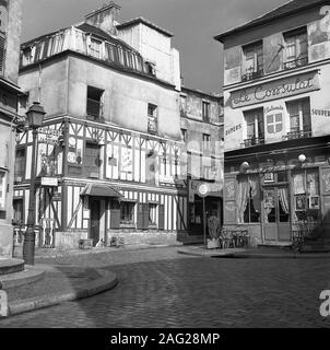 1950er Jahre, historisch, Blick auf das Le Consulat Restaurant, 18 Rue Norvins, Paris, Frankreich, ein historisches Café auf einer Kopfsteinpflasterstraße im Zentrum von Montmartre, dem künstlerischen Viertel der Stadt. Stockfoto