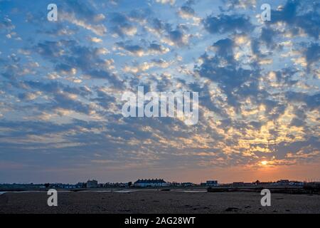 Sonnenuntergang über dem Fluss Deben Felixstowe Fähre Suffolk Stockfoto