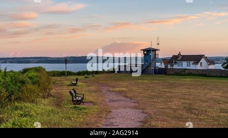 Torquay, Torbay, England, Großbritannien - Juni 05, 2019: Die Coastwatch Station am Daddyhole Cove Stockfoto