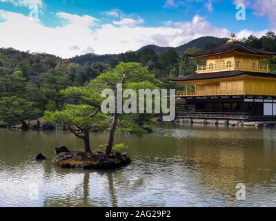 KYOTO, JAPAN - April, 15, 2018: Nachmittag geschossen von Kinkaku-ji, goldener Pavillon, Kyoto Stockfoto