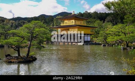 KYOTO, JAPAN - April, 15, 2018: Nachmittag Blick auf Kinkaku-ji, goldener Pavillon, Kyoto Stockfoto