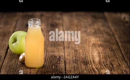 Frischen Saft (Apple) auf einem vintage Hintergrund (Nahaufnahme) Stockfoto