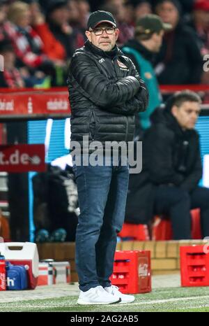 Berlin, Deutschland. 17 Dez, 2019. Fussball: Bundesliga, 1.FC Union Berlin - 1899 Hoffenheim, 16.Spieltag, Stadion an der Alten Försterei. Berlin Trainer Urs Fischer steht am Rande mit verschränkten Armen. Credit: Andreas Gora/dpa - WICHTIGER HINWEIS: In Übereinstimmung mit den Anforderungen der DFL Deutsche Fußball Liga oder der DFB Deutscher Fußball-Bund ist es untersagt, zu verwenden oder verwendet Fotos im Stadion und/oder das Spiel in Form von Bildern und/oder Videos - wie Foto Sequenzen getroffen haben./dpa/Alamy leben Nachrichten Stockfoto