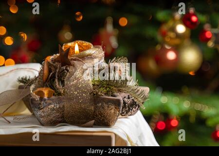 Weihnachtskerzen unter dem Baum Weihnachten Stockfoto