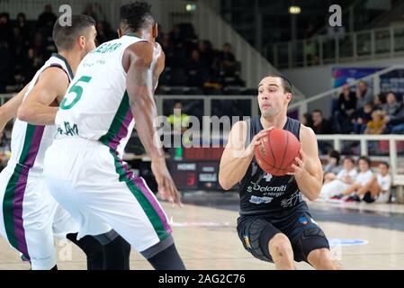 Trento, Italien. 17 Dez, 2019. Aaron Handwerk (4) Trentino während Dolomiti Dolomiti energia Energia Trient vs Unicaja Malaga, Basketball EuroCup Meisterschaft in Trento, Italien, 17. Dezember 2019 Quelle: Unabhängige Fotoagentur/Alamy leben Nachrichten Stockfoto