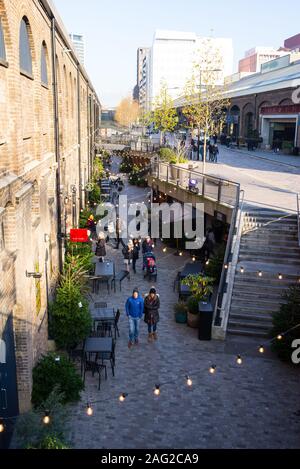 Kohle Tropfen Yard eine einzigartige neue Shopping Viertel in King's Cross, London, UK von Heatherwick Studio erstellt durch die Umwandlung von zwei viktorianischen Industrielle buildin Stockfoto