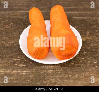 Karotte Eigenschaften und Vorteile für die Gesundheit. Frische Karotten auf einer hölzernen Hintergrund. Stockfoto