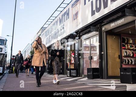 London, England - November 2019: Menschen zu Fuß und das Shopping in der BOXPARK, ein cooles Pop up shopping Veranstaltungsort mit mehreren indie Geschäfte und Bars Stockfoto