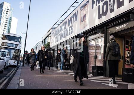 London, England - November 2019: Menschen zu Fuß und das Shopping in der BOXPARK, ein cooles Pop up shopping Veranstaltungsort mit mehreren indie Geschäfte und Bars Stockfoto