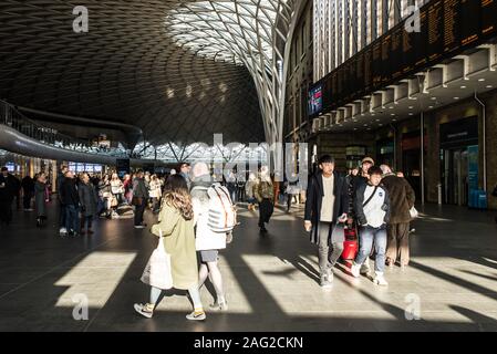 London, Großbritannien - Noember 2019: King's Cross Bahnhof ticket Innenbereich besetzt mit Menschen, Pendler und Touristen. Auch als King's Cross in London bekannt Stockfoto