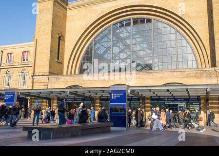 London, Großbritannien - Noember 2019: King's Cross Bahnhof äußere vordere Eingang besetzt mit Menschen, Pendler und Touristen. Auch als London King's bekannt Stockfoto