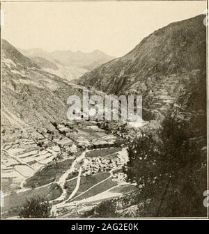 . Reisen in die Pyrenäen: Andorra und der Küste von Barcelona nach Carcassonne. moderne Haus, das jetzt von der katalanischen Touristische Gesellschaft besetzt, es gibt drei hervorragende römische Säulen, die ihre Corin-thian Hauptstädte in den Himmel heben, wie man Gefangene in Zurückhaltung. Sie stehen, wo Sie immer gestanden haben da someRoman Ihnen all die langen vor Jahrhunderten gebaut; und onewonders an der Gleichgültigkeit der Menschen in Barcelona, der Sie so verlassen, ignobly durch irrelevante Mauern versteckten andobscure Umgebung. Aber es ist die Kathedrale, die von ihrer Pracht und Herrlichkeit, Zwerge alles oldSpanish Stockfoto