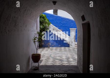 Blick von der Bogen in den Hof des blauen und weißen Wand- und Schritte, Santa Catalina, Arequipa Stockfoto