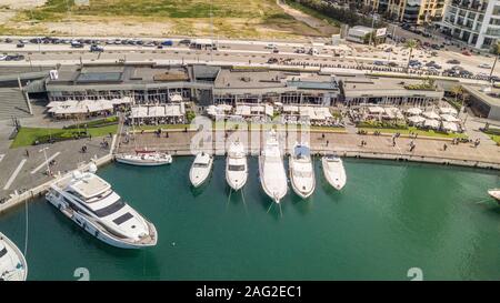 Geschäfte und Restaurants am Zaytouna Bay, Beirut, Libanon Stockfoto