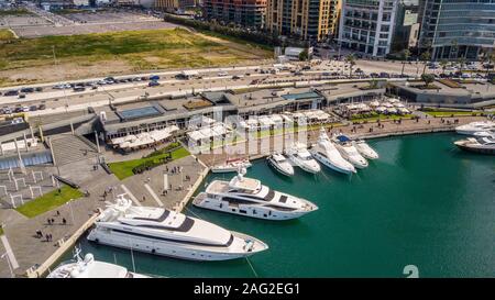 Geschäfte und Restaurants am Zaytouna Bay, Beirut, Libanon Stockfoto