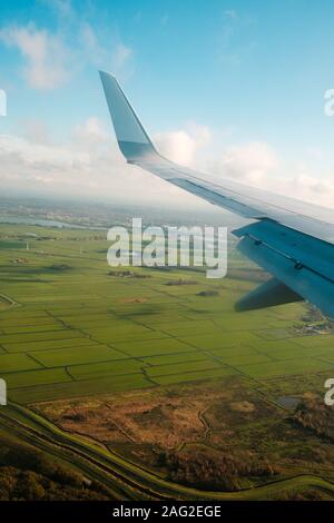 Aiplane Fenster mit Ariplane Flügel und Landschaft Antenne Stockfoto