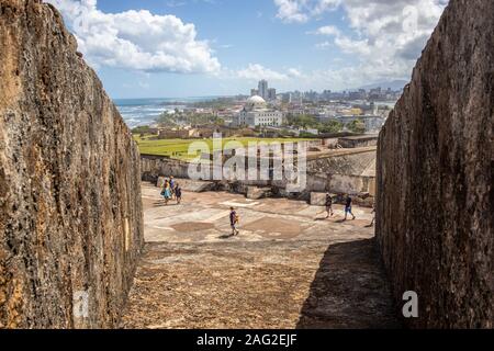 Touristen an den Wänden o, f San Cristobal Schloss, El Capitolio, San Juan, Puerto Rico Stockfoto