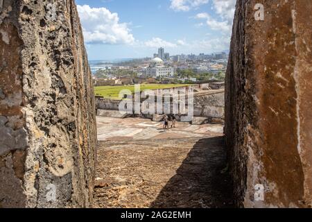 Touristen an den Wänden o, f San Cristobal Schloss, El Capitolio, San Juan, Puerto Rico Stockfoto