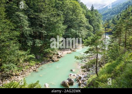Smaragd türkisfarbenes Wasser der Schlucht Tiefenbachklamm in Tirol, Österreich Stockfoto
