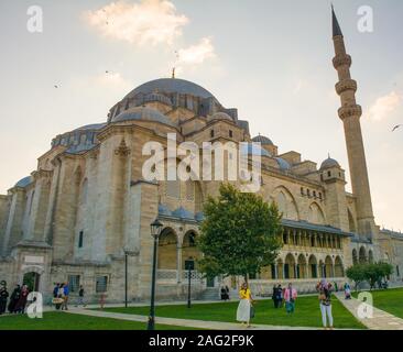 Istanbul, Türkei - 7. September 2019. Touristen und Anbeter besuchen Sie das 16. Jahrhundert Suleymaniye Moschee, die Größte osmanische Moschee in der Stadt Stockfoto