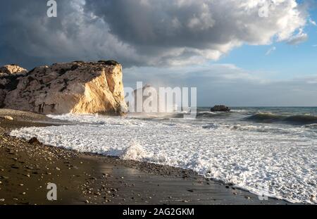 Meereslandschaft mit windigen Wellen an der felsigen Küste der Felsen der Aphrodite in Paphos, Zypern. Fotos mit langer Belichtungszeit. Stockfoto