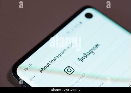 New York, USA - Dezember 17, 2019: Verwendung von Instagram Ads auf Bildschirm des Smartphones Nähe zu sehen. Stockfoto