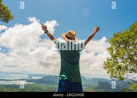 Stock Bild: eine Person mit erhobenen Händen, steht an der Spitze des Berges. Konzept der Erfolg, gesunden Lebensstil, Harmonie mit der Natur & Reisen im Urlaub Stockfoto