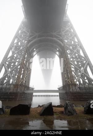 Morgens Nebel. Die George Washington Bridge in einer nebligen Tag Stockfoto
