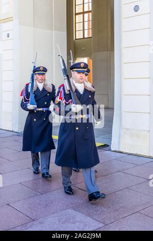 Prag, tschechische Republik - 15. Februar: Soldaten aus der Prager Burg Wächter März bis die Zeremonie der ändern Der ehrenwache am 15. Februar, 2. Stockfoto