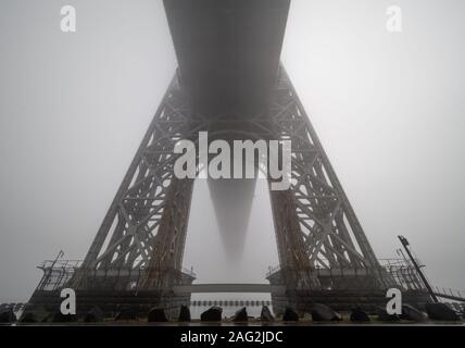 Morgens Nebel. Die George Washington Bridge in einer nebligen Tag Stockfoto