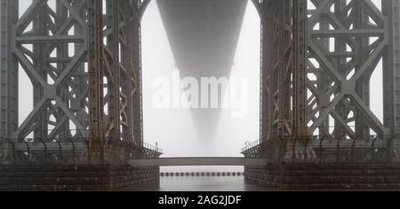 Morgens Nebel. Die George Washington Bridge in einer nebligen Tag Stockfoto