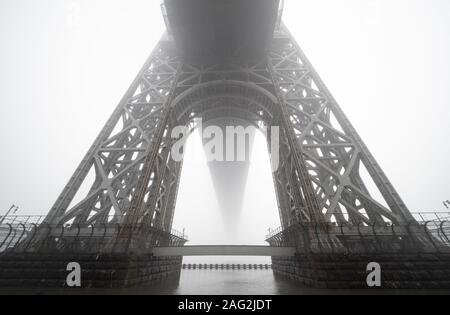 Morgens Nebel. Die George Washington Bridge in einer nebligen Tag Stockfoto