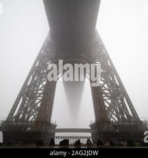 Morgens Nebel. Die George Washington Bridge in einer nebligen Tag Stockfoto