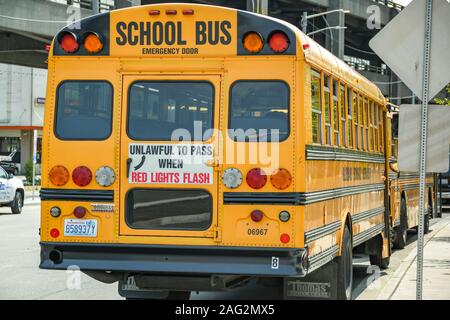 SEATTLE, Washington State, USA - JUNI 2018: Yellow School Bus auf einer Straße in der Innenstadt von Seattle entfernt geparkt. Stockfoto