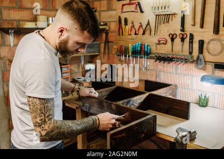 Junges Holz designer Anwendung lack Lack auf Holz Möbel Handwerk workshop Stockfoto