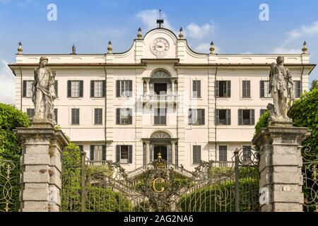 TREMEZZO am Comer See, Italien - JUNI 2019: Ornamental Gates und Steinsäulen vor der Villa Carlotta in Tremezzo am Comer See. Stockfoto