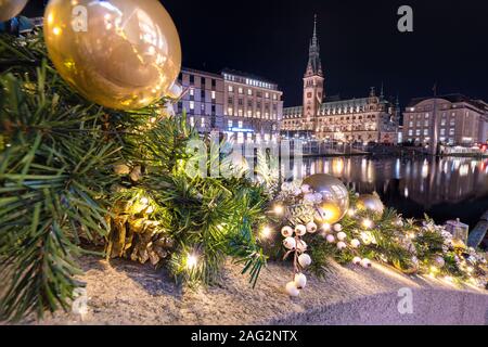 Hamburg - Weihnachten Dekoration mit goldenen Kugeln, Licht und Blick auf das Rathaus und Alster in Deutschland Stockfoto