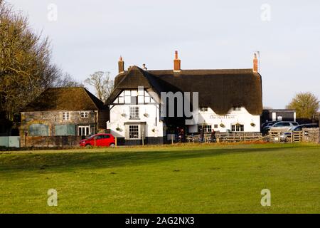 Der rote Löwe im Wiltshire Dorf Avebury, berühmt für seine Neolithischen Standing Stone Circle. Stockfoto