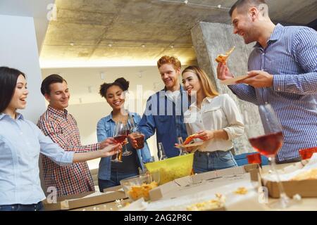 Eine Gruppe von Freunden, die party drinnen Spaß zusammen Weihnachten feiern Leger Stockfoto