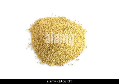 Trockenen Hirse auf weißem Hintergrund. Foto Haufen von Hirse Getreide die Aussicht von oben. Gesunde Ernährung. Stockfoto