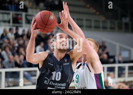 Trento, Italien. 17 Dez, 2019. toto forray (10) Dolomiti energia Trentino. Während Dolomiti Energia Trient vs Unicaja Malaga, Basketball EuroCup Meisterschaft in Trento, Italien, 17. Dezember 2019 Quelle: Unabhängige Fotoagentur/Alamy leben Nachrichten Stockfoto